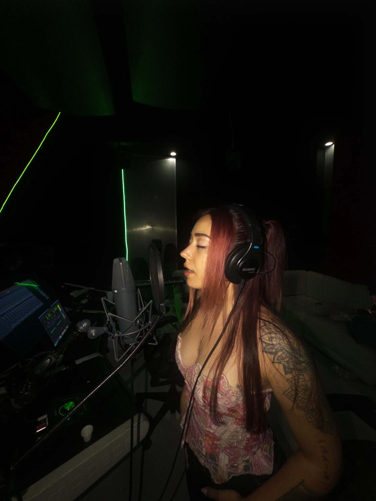 Aieri grabando en el estudio